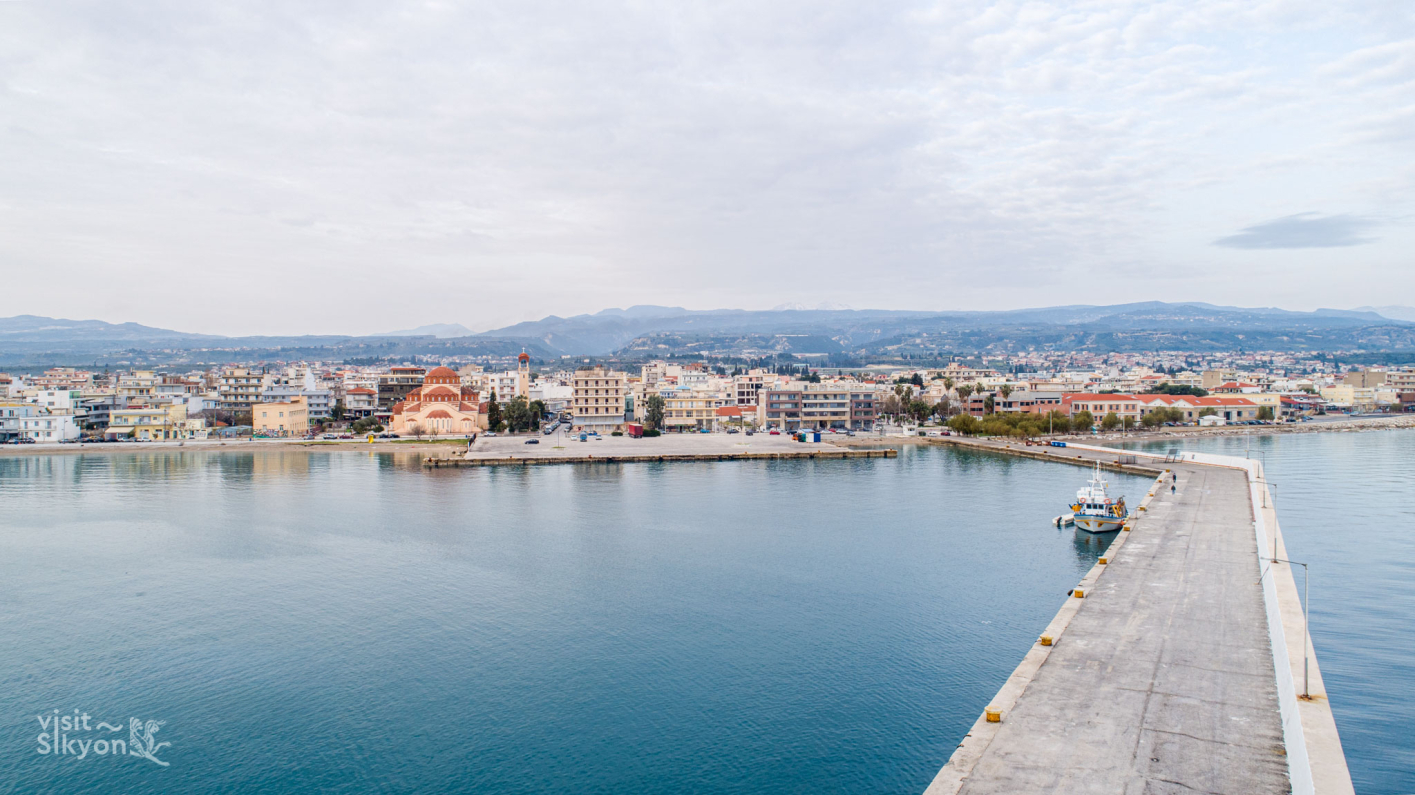 Όψη του Κιάτου από το λιμάνι.