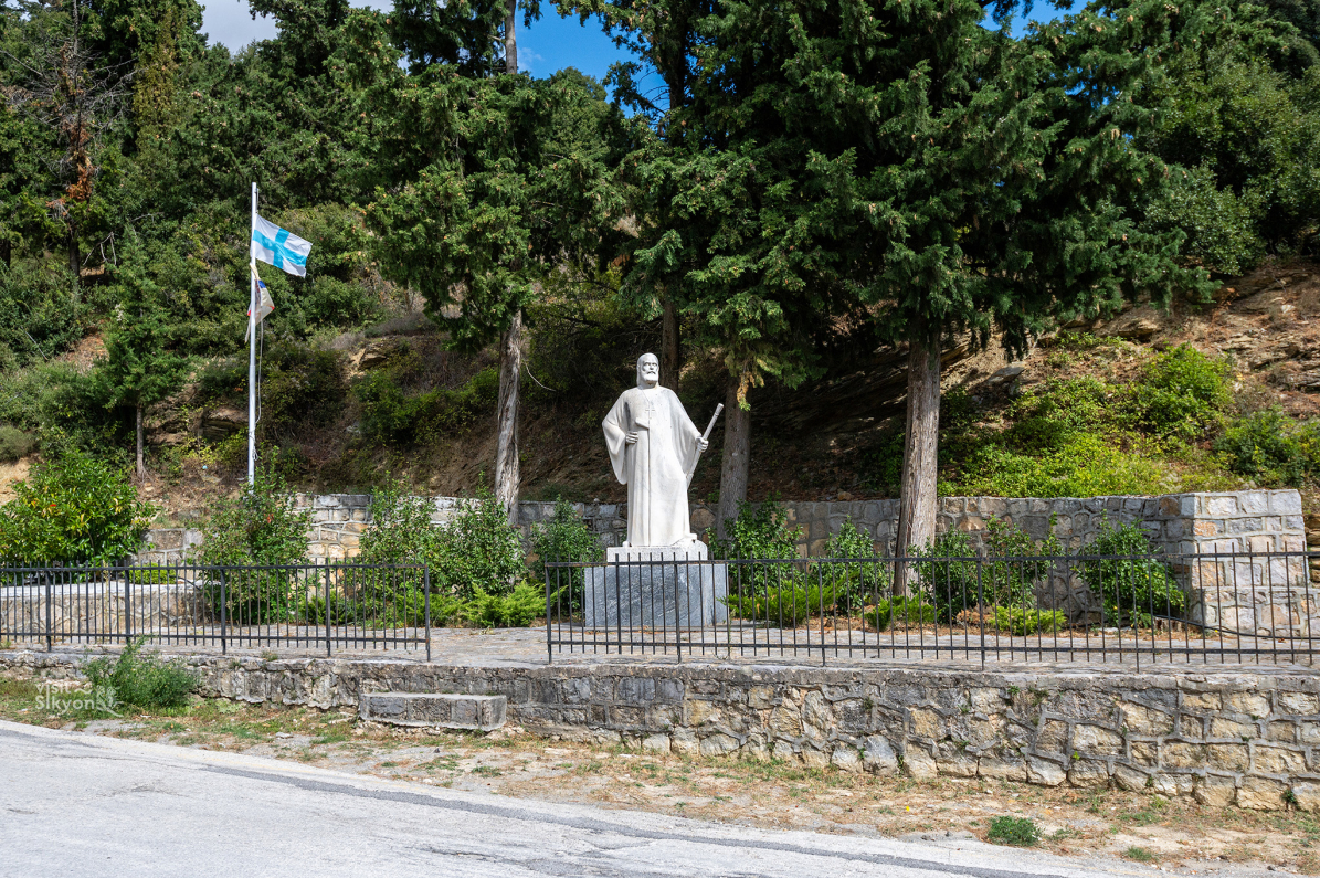 Το άγαλμα του Παπανίκα στην Καστανιά.